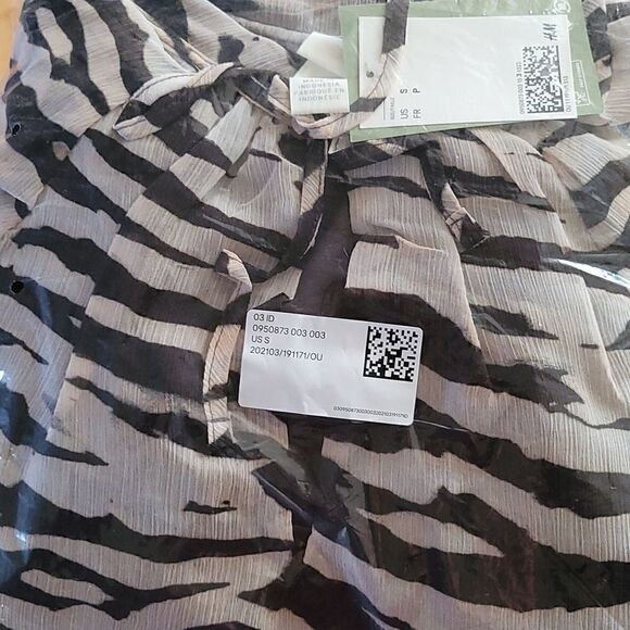 <<3/$30>> H&M Zebra Print Balloon Sleeve Peasant Dress - Size Small - Picture 6 of 7